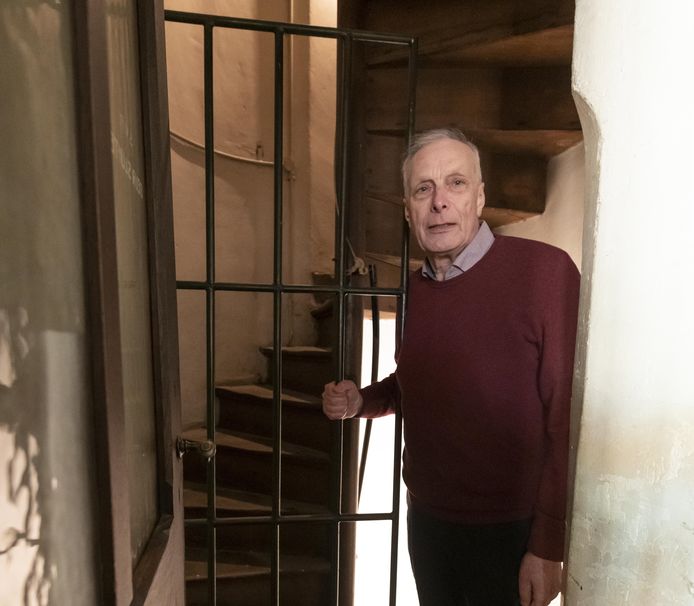 John van Erve bij het enige overblijfsel van de gevangenis die ooit in de toren van de Heikese kerk zat: een ijzeren hek.