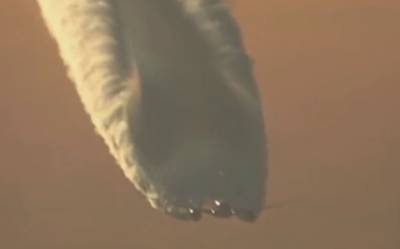 Boeing 787 creëert gigantische damp in de lucht boven Rusland