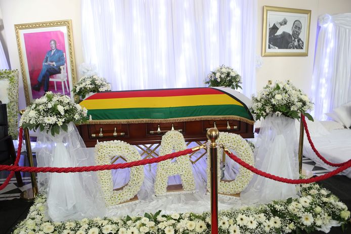 Het lichaam van Mugabe ligt voorlopig nog opgebaard op zijn landgoed in Harare. Zondagavond zou hij volgens zijn familie begraven worden in zijn geboortedorp.