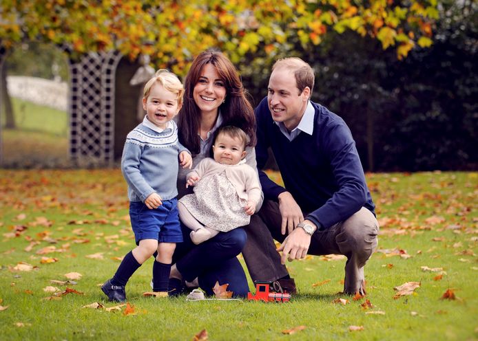 William en Kate poseren samen met hun kinderen George en Charlotte in het park.