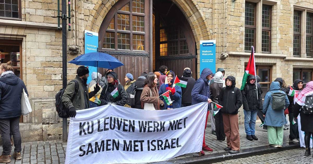 Студенты протестуют в холле университета против «молчания Левенского университета в отношении войны в Газе» |  Левен