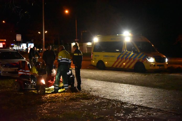 Hulpverleners geven eerste hulp aan de gevallen man in Nijmegen.
