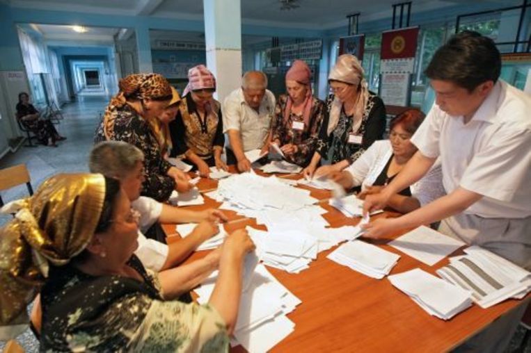 Het tellen van de stemmen in de stad Osj. ANP Beeld 