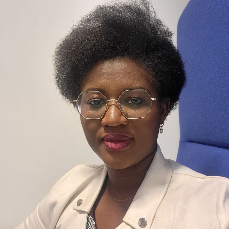 Manuella Appiah, manager duurzaamheid van Sunrock, een Nederlands bedrijf dat zonnepanelen op grote daken legt. Beeld Sunrock