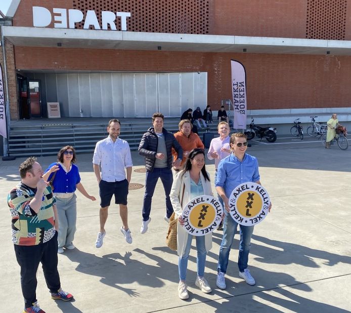 Het bevrijdingsfeest werd vrijdagmiddag voorgesteld in Depart. We zien op de foto (vlnr) kunstenaars Jonas Vansteenkiste en Nele Van Canneyt, horecabaas Dieter De Clercq, eventorganisator Gilles Verhaeghe, Manuel Dupont van Ambiance en Mathieu Clarysse van Pure Taste. Op de voorgrond zien we schepenen Kelly Detavernier en Axel Ronse. Achteraan rechts spotten we kunstenares Nathalie Vanheule, op haar fiets