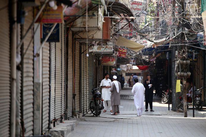 Gesloten winkels in het straatbeeld van de Pakistaanse stad Peshawar.