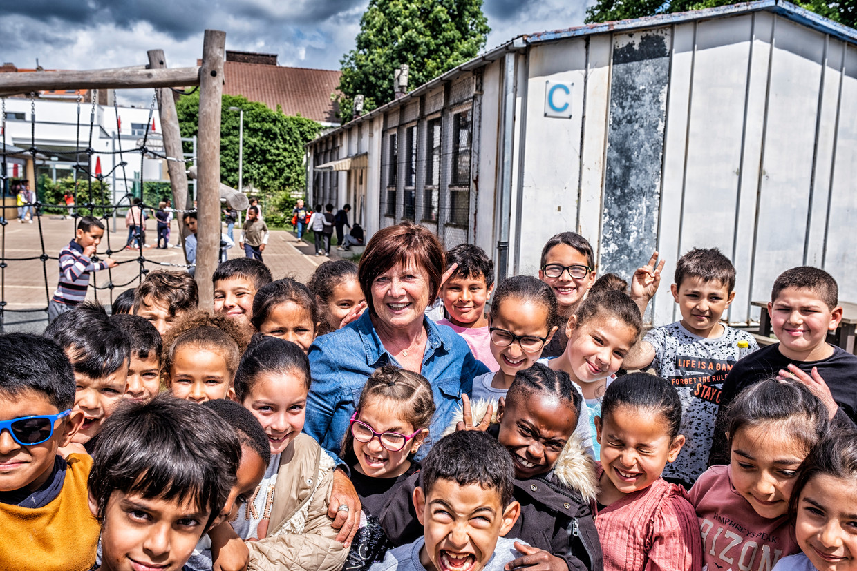 Het is opvallend hoe goedlachs, speels en aanhankelijk de leerlingen van de Brusselse basisschool De Droomboom zijn. Zoals hier, in een grote knuffel met directrice Christine Sterckx. Beeld Tim Dirven