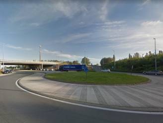 Automobiliste onder invloed tegen vangrail aan kluifrotonde