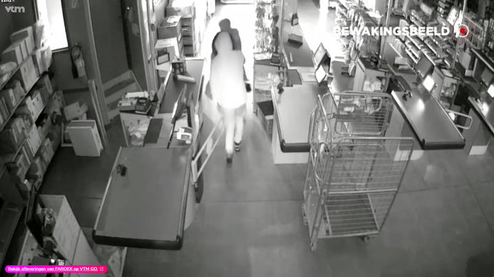 De man bedreigde een van de winkelbediendes met een broodmes en ging met het geld aan de haal.