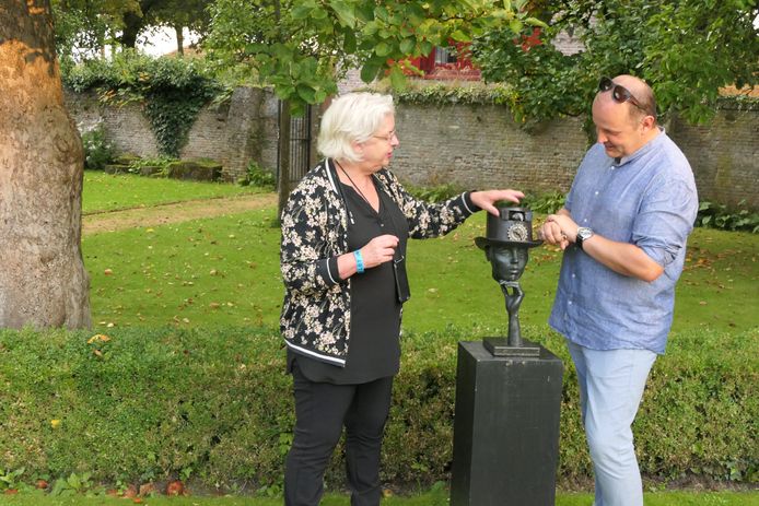 Annelies van Helvoirt en Jurrien Peterse bestuderen sculpturen in de Gouverneurstuin in Heusden.