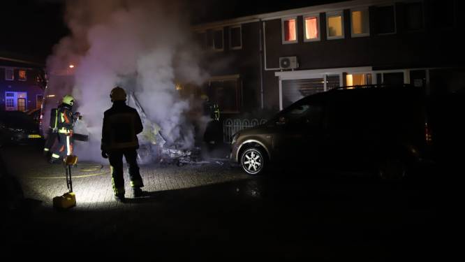 Politie: autobrand in Goudse Karekietstraat is aangestoken