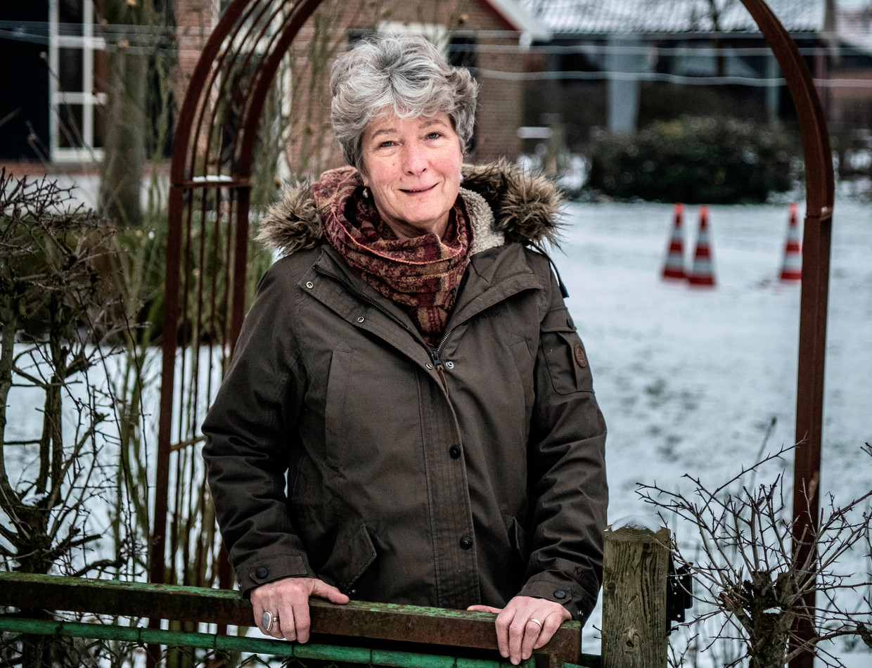 Joanne Ellenkamp  bij haar huis in Ratum.  Beeld Koen Verheijden