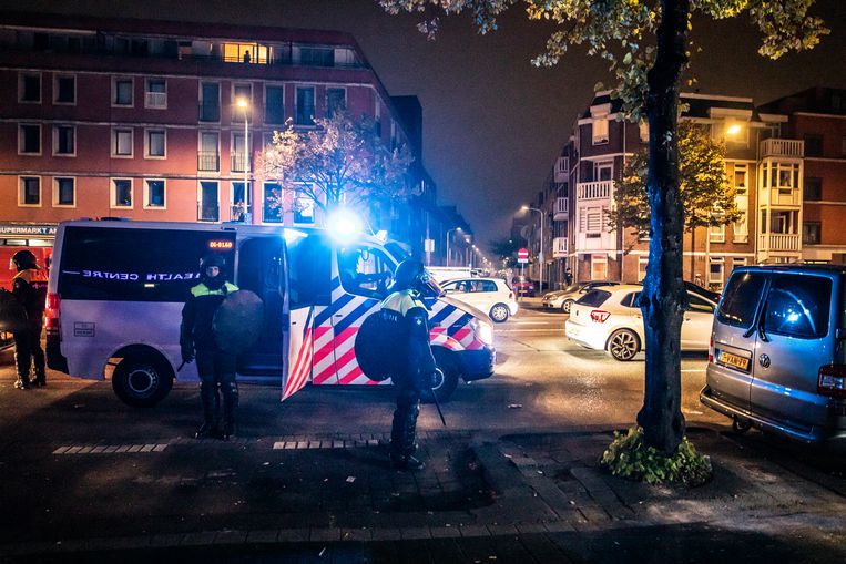 De politie treedt in augustus op bij rellen door jongeren in de Haagse Schilderswijk. Beeld Hollandse Hoogte / Remco Koers