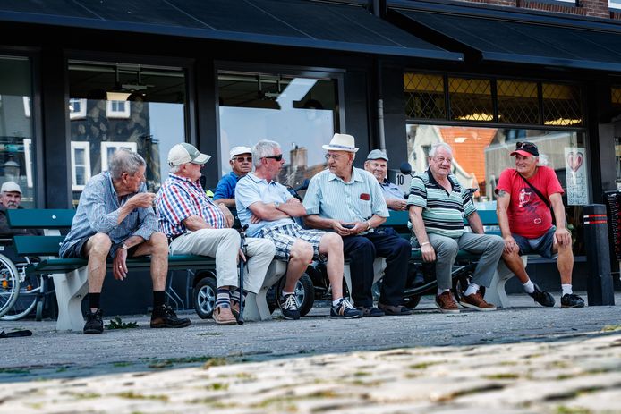 De bankjes op de Markt zitten geregeld vol met deze ouderen, die elke dag kijken hoe het centrum om hen heen verandert.