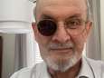 Salman Rushdie heeft nog altijd moeite met schrijven door aanslag: “Ik heb me al beter gevoeld”