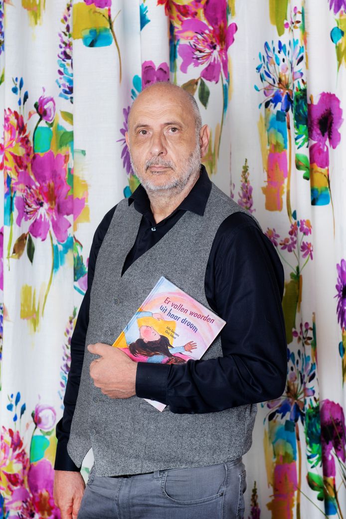 John Goessens, bestuurder Entrea Lindenhout met gedichtenbundel.