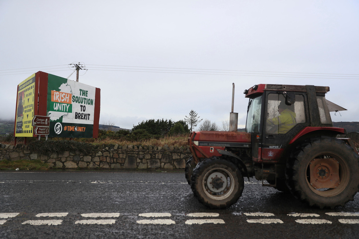 Een reclamebord langs de weg roept op tot een hereniging van Noord-Ierland en republiek Ierland als oplossing voor de brexit.  Beeld AP