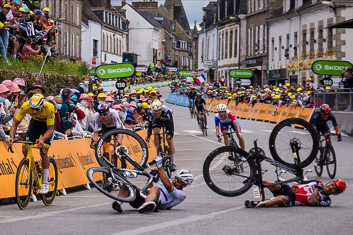 Caleb Ewan en Peter Sagan vallen in volle sprint, gele trui Mathieu van der Poel kan hen ontwijken.
