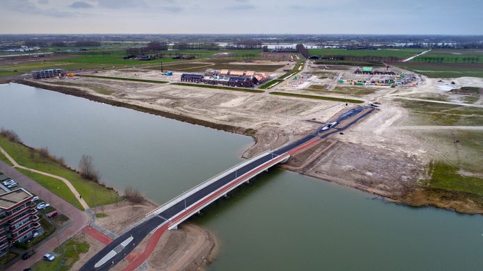 In De Groote Wielen in Rosmalen, gemeente Den Bosch, wordt deze week de nieuwe verbindingsbrug geopend. Het is de grootste nieuwbouwwijk in de gemeente.