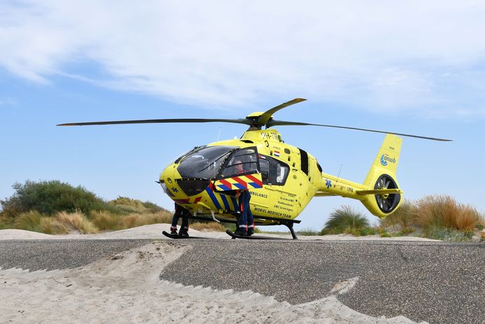 September 2022: Een traumahelikopter is opgeroepen nadat een persoon te water raakte bij het strand van Burgh-Haamstede.
