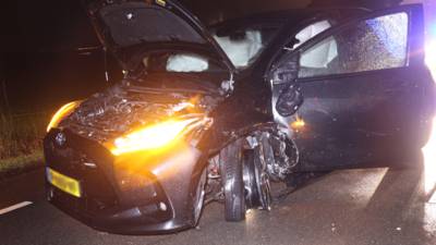 Twee auto’s botsen tegen elkaar op donkere polderweg in Maren-Kessel