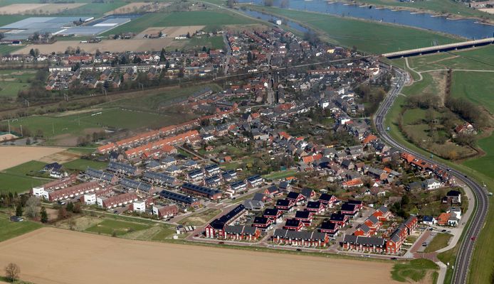 De Hoven, vanuit de lucht gezien. Het is de bedoeling dat het nieuwe buurthuis op het sportpark van voetbalclub ZVV De Hoven komt, zichtbaar helemaal links, halverwege de hoogte van de foto.