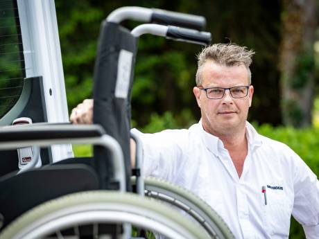 Middelvingers, getoeter en gescheld: Twentse rolstoeltaxichauffeur Matthijs wordt er knettergek van