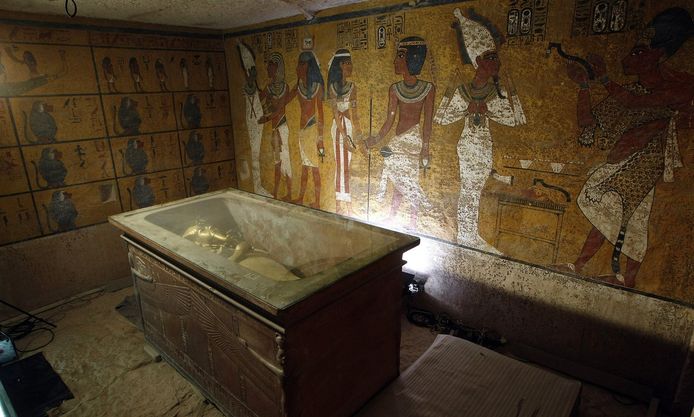 De sarcofaag van Toetanchamon in diens grafkamer.