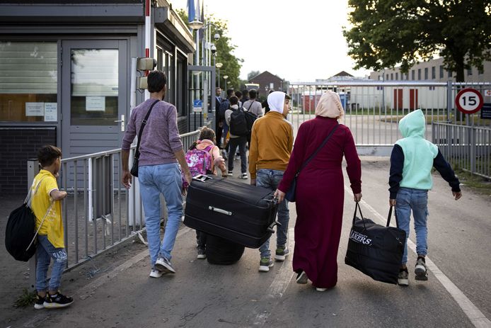 Vluchtelingen komen aan bij het aanmeldcentrum in Ter Apel.