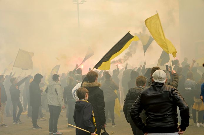 Supporters zwaaien de bus van NAC uit voor de halve finale tegen FC Emmen.