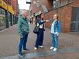 Voxpop-reporter Julia Jouwe in gesprek met taalambassadeurs Leo en Corina