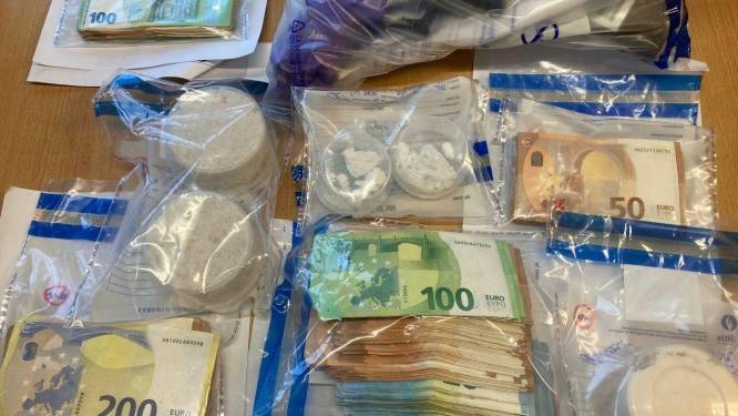 Politie vindt grote hoeveelheid cash geld en verschillende soorten drugs bij controle