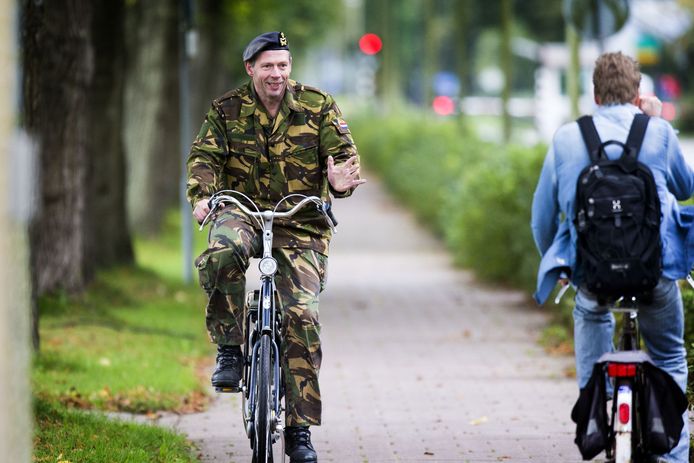 Militairen willen op straat gewoon weer hun uniform dragen.