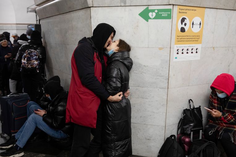 Inwoners van Kiev schuilen ’s nachts in een metrostation.  Beeld EPA