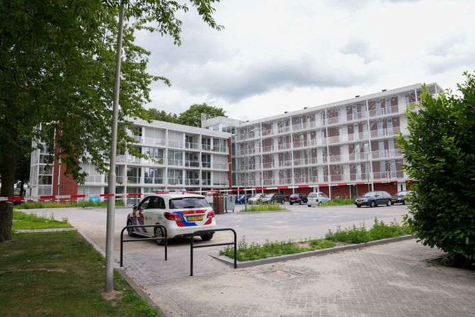 Politie zet gebied rond appartement in Oss af waar mogelijk explosief ligt.