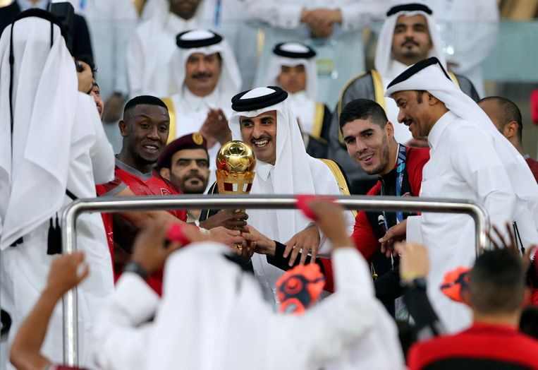 Sjeik Tamim bin Hamad al-Thani overhandigt een beker aan de spelers van de Qatarese club Al-Duhail, in Doha. Beeld AP