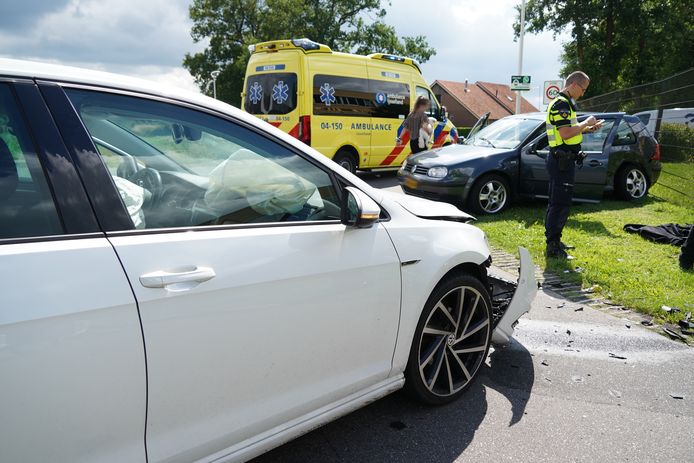 De zwarte auto (rechts) kwam na het ongeval tegen een hek te staan.