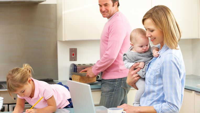 'Je kunt beter bijtanken als je even geen mails verstuurt.' De vrouw op de foto komt niet voor in het artikel. Beeld Colourbox