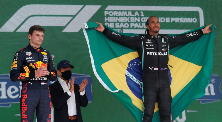 Max Verstappen en Lewis Hamilton na de race in Brazilië. Beeld REUTERS
