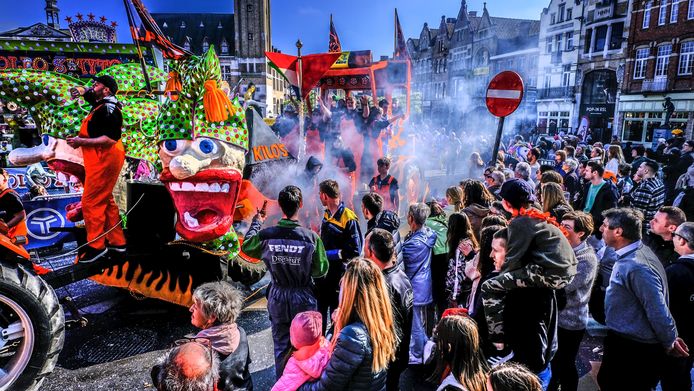 De carnavalsstoet lokte de massa naar het Roeselaarse stadscentrum.