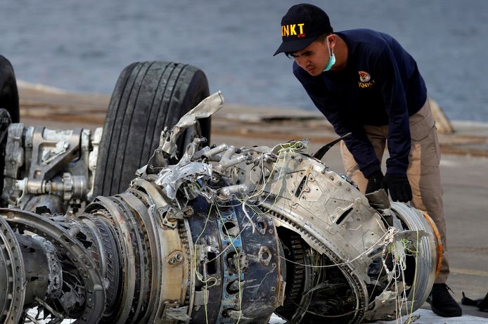 Een motor van het neergestorte vliegtuig wordt onderzocht.
