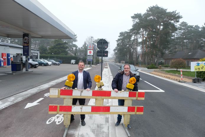 RIJMENAM - Burgemeester Lode Van Looy (BR30) en Schepen van mobiliteit Bart Vanmarcke (Open VLD) bij een nadarhek dat de Weynesbaan sinds maart 2021 afsloot voor het verkeer.