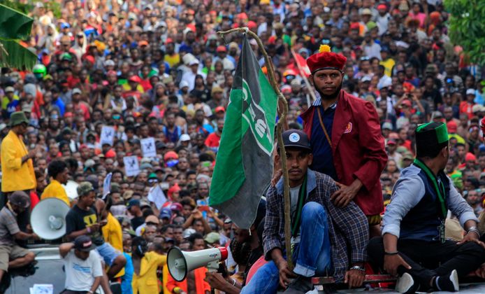 Duizenden mensen trokken gisteren door de straten van West-Papoea om te betogen tegen het hardhandige overheidsoptreden tijdens een studentenbetoging vorige week.