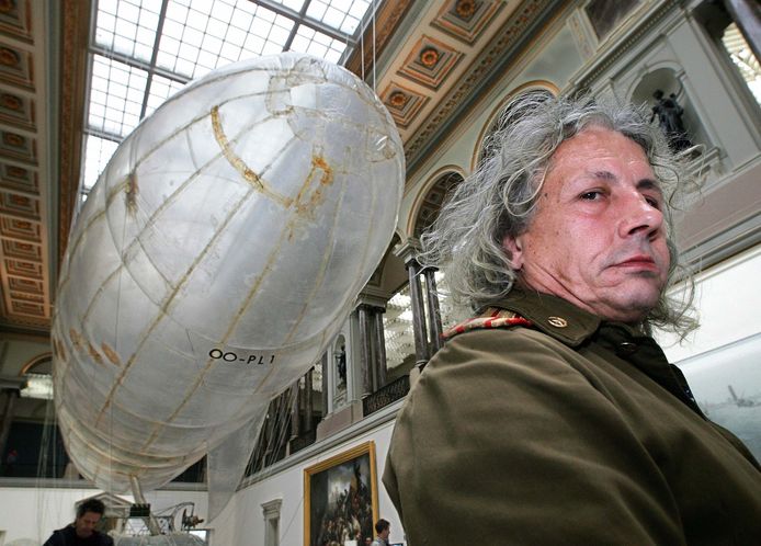 ‘The Aeromodeller’, een zeppelin, groeide uit tot het icoon van Panamarenko’s oeuvre.