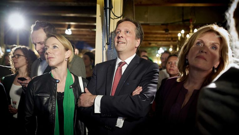 D66-leider Alexander Pechtold met Tweede Kamerleden Stientje van Veldhoven en Pia Dijkstra vorige week op de uitslagenavond van het Oekraïnereferendum. Beeld ANP