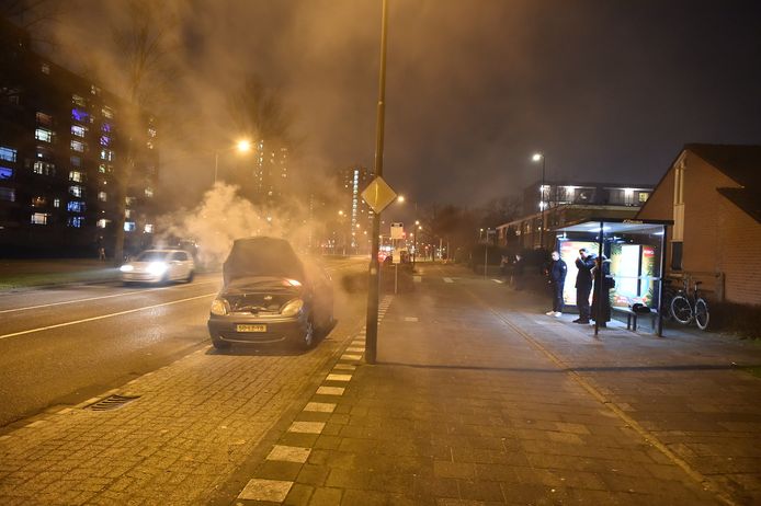 Een auto vloog spontaan in brand in Apeldoorn.