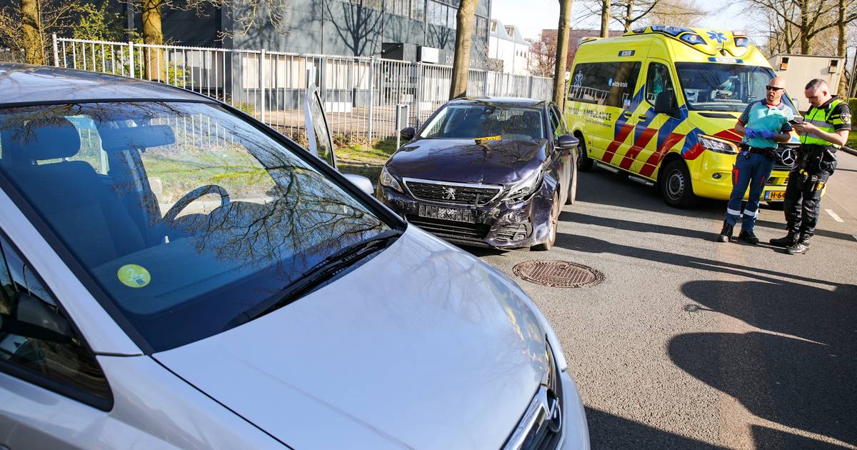 Automobilist raakt gewond bij botsing tussen twee autos in Apeldoorn.