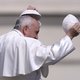 Paus noemt geweld tegen vrouwen belediging van God
