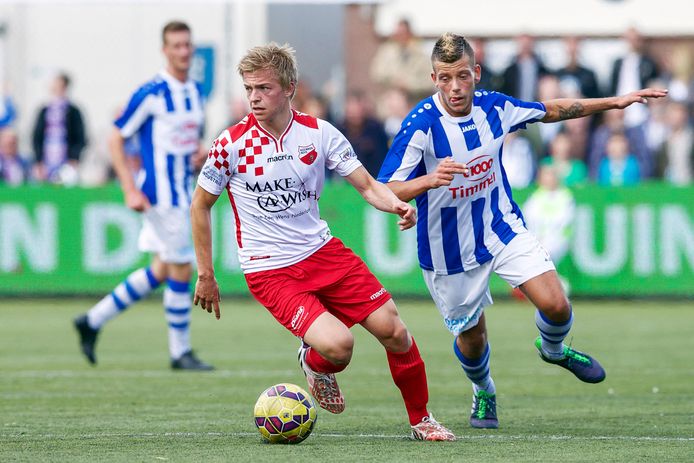 Gwaeron Stout (links) in actie voor Kozakken Boys.