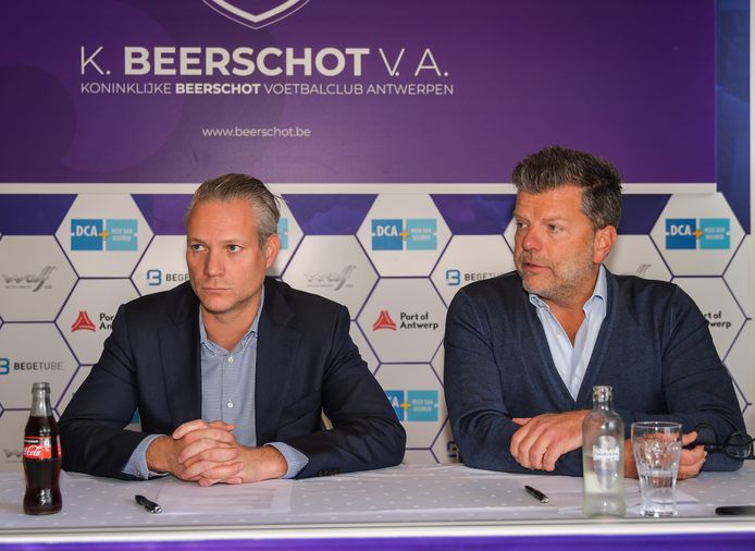 Ondervoorzitter Walter Damen (links) en algemeen directeur Gunther Dieltjens gaven uitleg bij de trainerswissel bij Beerschot.